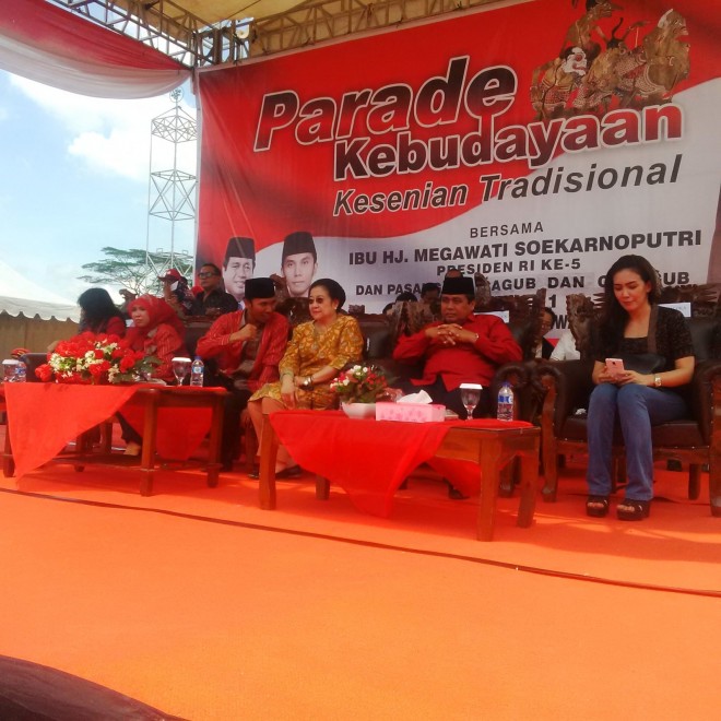 Kedatangan Megawati ke Jambi didampingi oleh Rieke Diah Pitaloka.